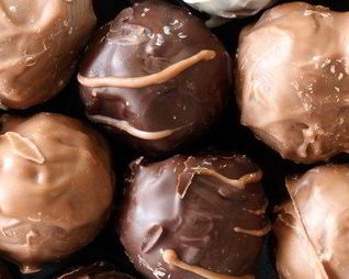 Арахисовые шарики с воздушным рисом в шоколаде и ирисках