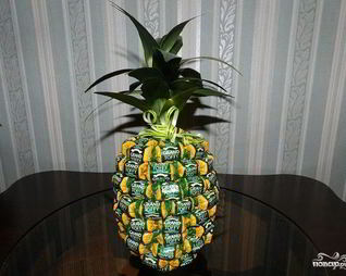 Ананас из конфет