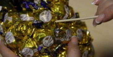 ананас из конфет