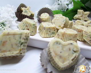 Конфеты из белого шоколада с орехами и цукатами