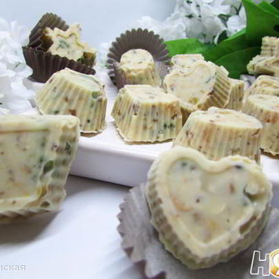 Конфеты из белого шоколада с орехами и цукатами