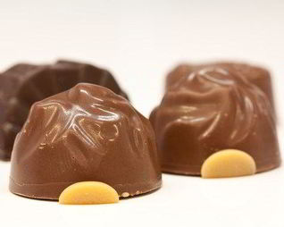 Шоколадные конфеты с начинкой из арахисового крема