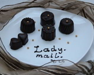 Шоколадные конфеты с творожно-клубничной начинкой