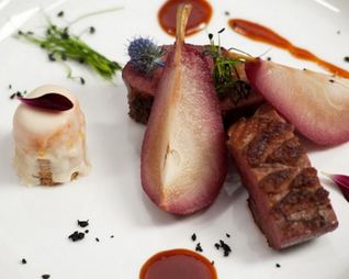 Утиная грудка с грушей в портвейне и конфетой из фуа-гра