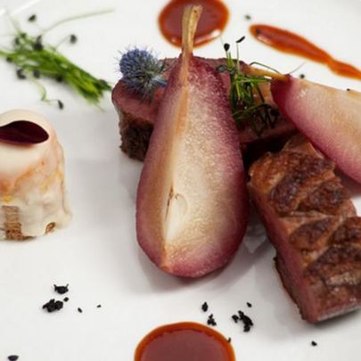 Утиная грудка с грушей в портвейне и конфетой из фуа-гра