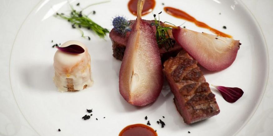 Рецепт утиной грудки с грушей в портвейне и конфетой из фуа-гра