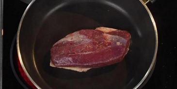 утиная грудка с грушей в портвейне и конфетой из фуа-гра