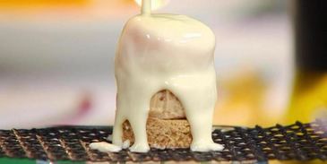 утиная грудка с грушей в портвейне и конфетой из фуа-гра