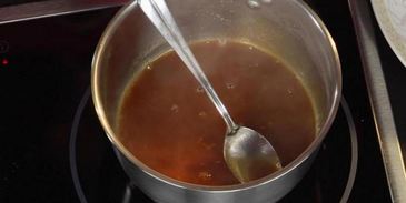 утиная грудка с грушей в портвейне и конфетой из фуа-гра