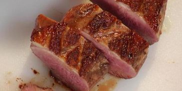 утиная грудка с грушей в портвейне и конфетой из фуа-гра