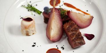 утиная грудка с грушей в портвейне и конфетой из фуа-гра