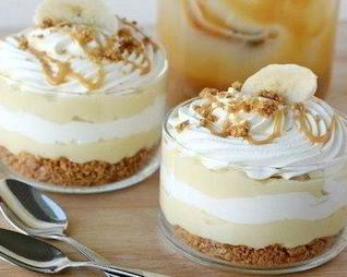 Бананово-карамельный десерт в креманках