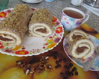 Бисквитный рулет с кофейной начинкой и банановым кремом