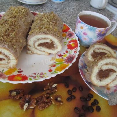 Бисквитный рулет с кофейной начинкой и банановым кремом