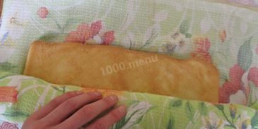 бисквитный рулет с кофейной начинкой и банановым кремом