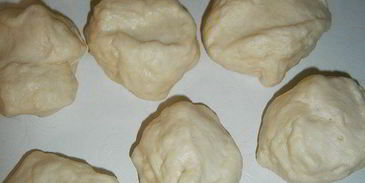 булочки с заварным кремом и персиком