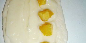 булочки с заварным кремом и персиком