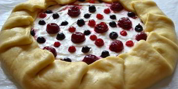 галета с творожным кремом и ягодами