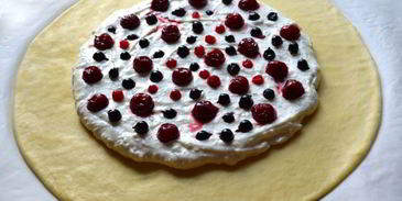 галета с творожным кремом и ягодами