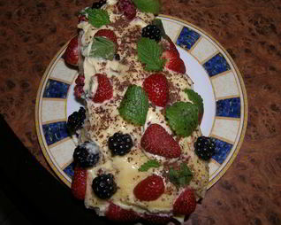 Нежный рулет со сметанным кремом и ягодами