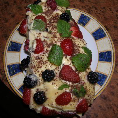 Нежный рулет со сметанным кремом и ягодами