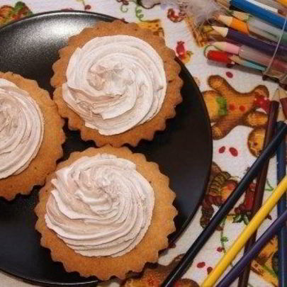 Песочные корзиночки с белковым кремом