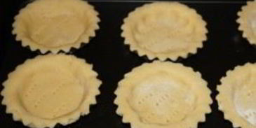 песочные корзиночки с белковым кремом