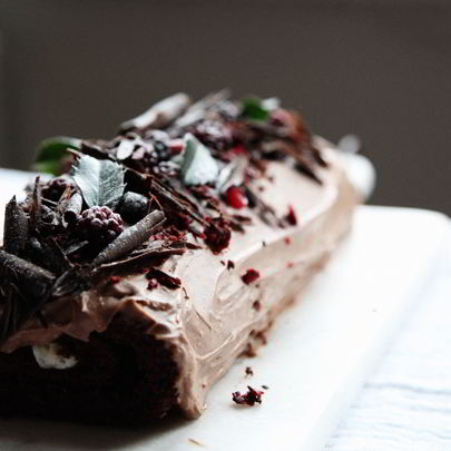 Шоколадный рулет с лесными ягодами и сырным кремом