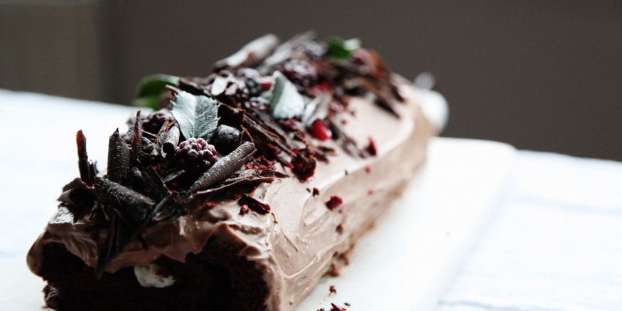 Рецепт шоколадного рулета с лесными ягодами и сырным кремом