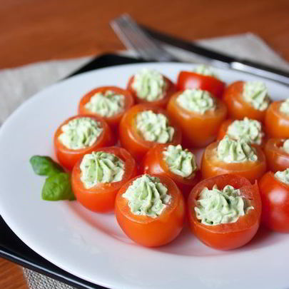 Томаты черри с базиликовым кремом