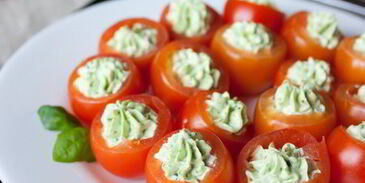томаты черри с базиликовым кремом