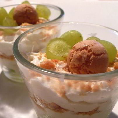 Творожный крем с виноградом и амареттини