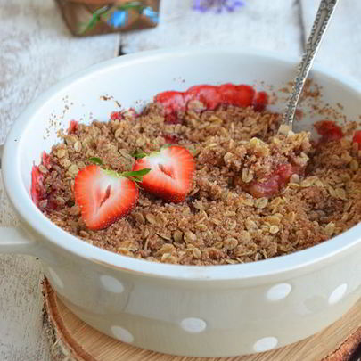 Летний крамбл с клубникой