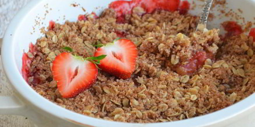 Рецепт летнего крамбла с клубникой