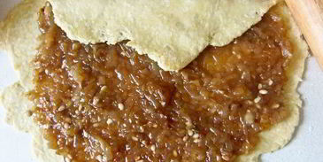 рулет с луковым мармеладом