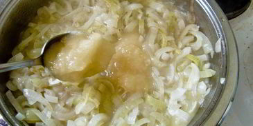 рулет с луковым мармеладом