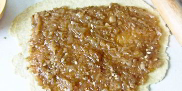 рулет с луковым мармеладом