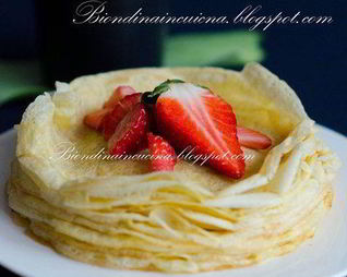 Мильфей из креп с миндалем, цитрусовым курдом и клубникой