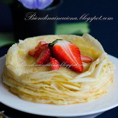 Мильфей из креп с миндалем, цитрусовым курдом и клубникой