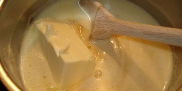 мильфей из креп с миндалем, цитрусовым курдом и клубникой