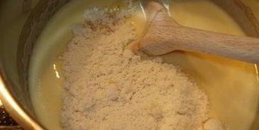 мильфей из креп с миндалем, цитрусовым курдом и клубникой