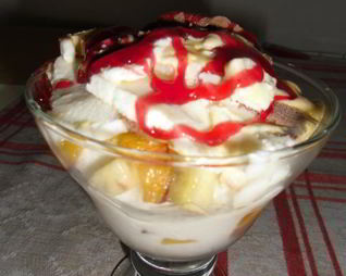 Десерт мороженое с фруктами