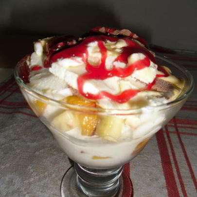 Десерт мороженое с фруктами