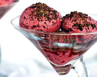 Йогуртовое мороженое с черной смородиной