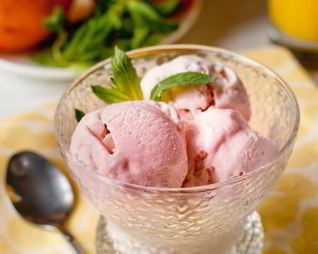 Клубничное мороженое на сгущенке