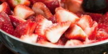 клубничное мороженое