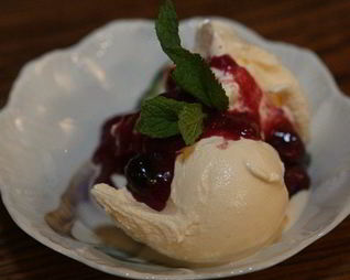 Мороженое из козьего йогурта с ягодным соусом