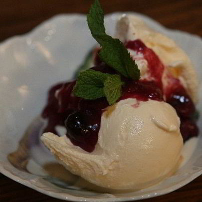 Мороженое из козьего йогурта с ягодным соусом