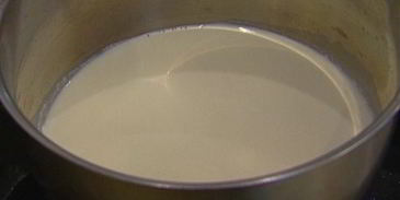 мороженое из козьего йогурта с ягодным соусом