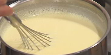 мороженое из козьего йогурта с ягодным соусом